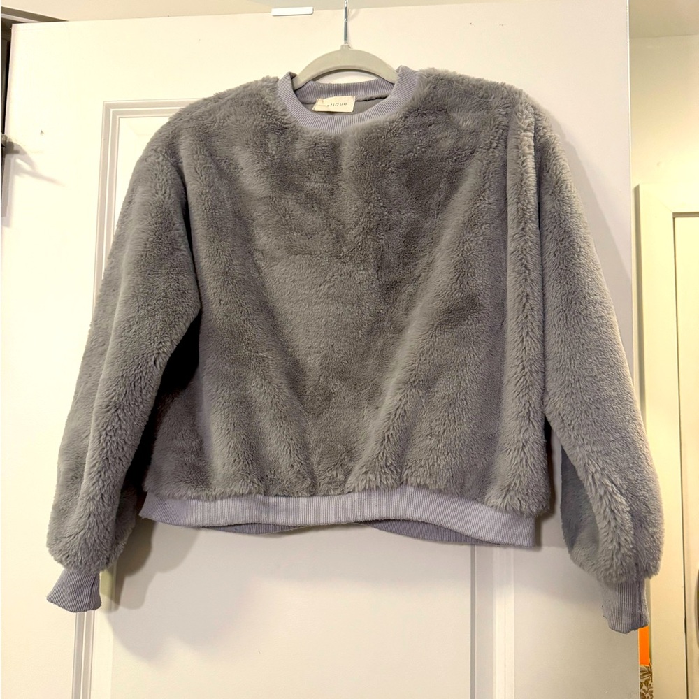 Vestique Fuzzy Grey Cropped Sweater/Crew Neck